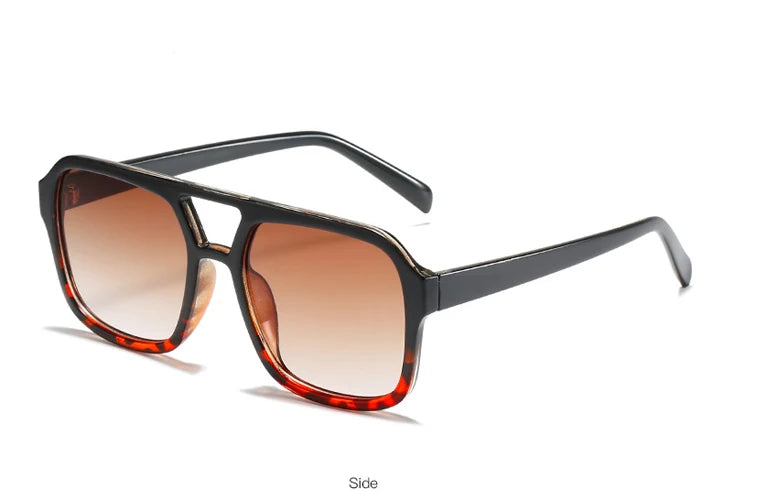 Ein Paar Vintage-Pilot-Sonnenbrille mit dunklen Rahmen und bernsteinfarbenen Gläsern von der Seite.