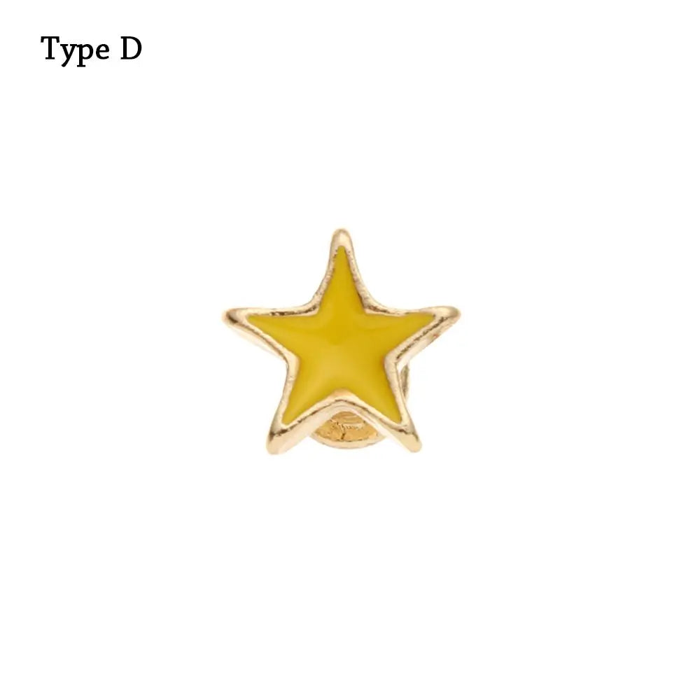 Adorno de pulsera de metal con forma de estrella de color dorado.