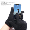 Une main gantée de noir touche l'écran d'un smartphone pour afficher une heure, démontrant la fonction tactile à deux doigts