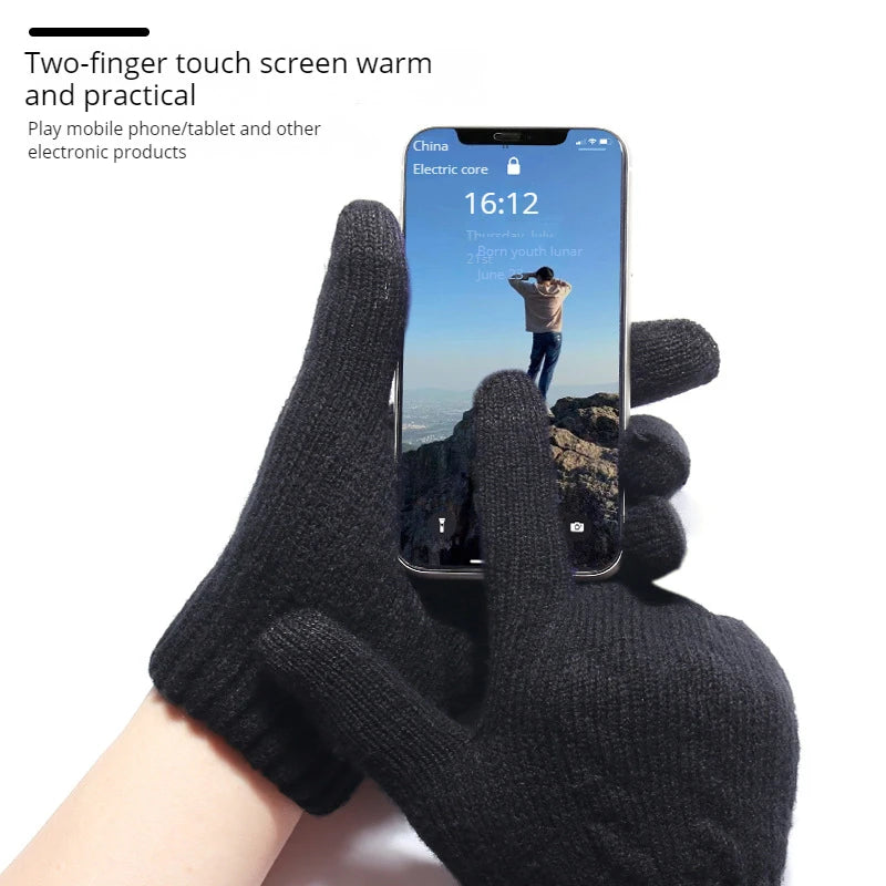Une main gantée de noir touche l'écran d'un smartphone pour afficher une heure, démontrant la fonction tactile à deux doigts