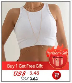 Un mannequin portant un débardeur blanc et un collier imitation perles dorées.
