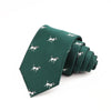 Corbata de seda jacquard verde oscuro para hombre, doblada y exhibida sobre fondo blanco.