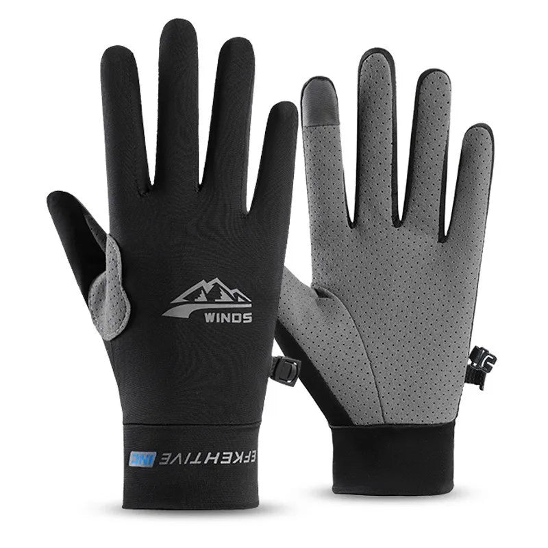 Une paire de gants de selle en soie glacée noir et gris avec protection UV, présentés sur fond blanc.