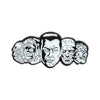 Eine Sammlung von schwarz-weißen Emaille-Pins mit monströsen oder horror-inspirierten Gesichtern.