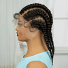 Gros plan d'une mannequin portant des extensions de cheveux synthétiques noirs tressées en cornrows