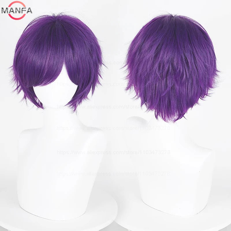 Peluca morada con flequillo exhibida en un maniquí de cabeza blanca.