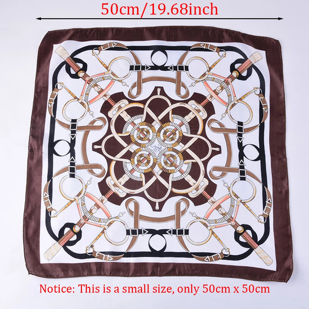 Quadratisches Seidtuch mit kompliziertem geometrischem Muster in Braun, Beige und Weiß auf dunklem Braun.