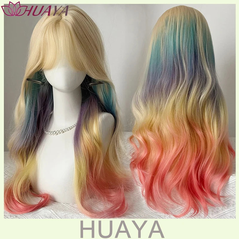 Langes blondes Perücke mit Farbverlauf aus rosa und blau gewellten Haaren auf einem Mannequin-Kopf.
