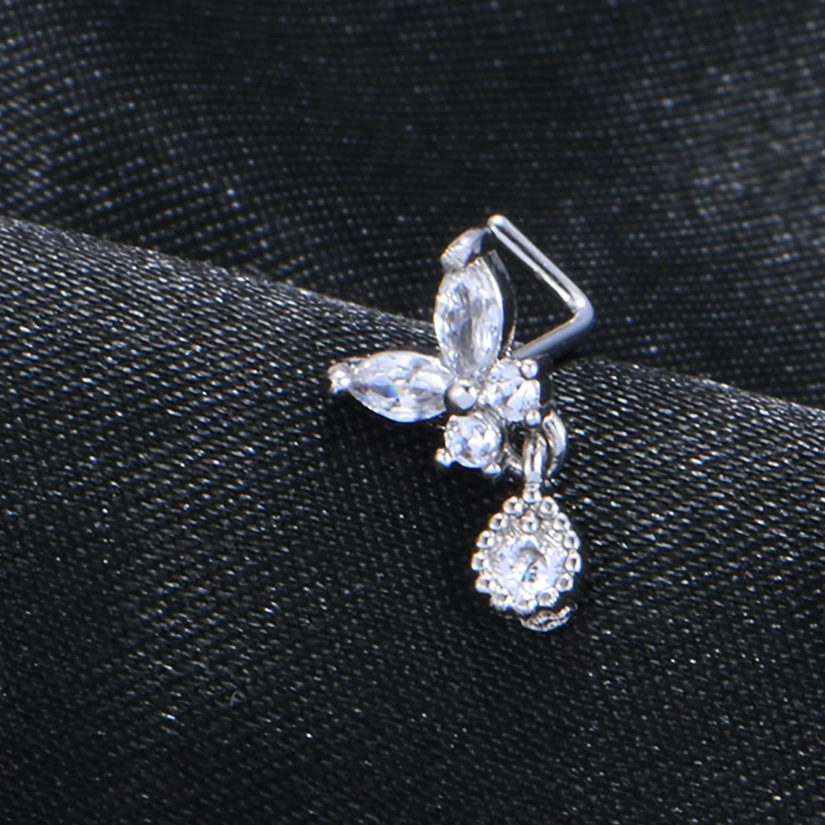 Anneau nasal en acier inoxydable en forme de L argenté avec motif floral et charm en diamant pendillant.
