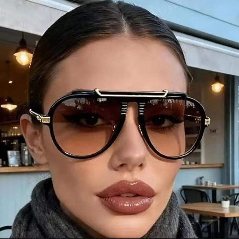 لقطة مقربة لامرأة ترتدي نظارات طيارين عتيقة سوداء بتدرج ولون ذهبي.