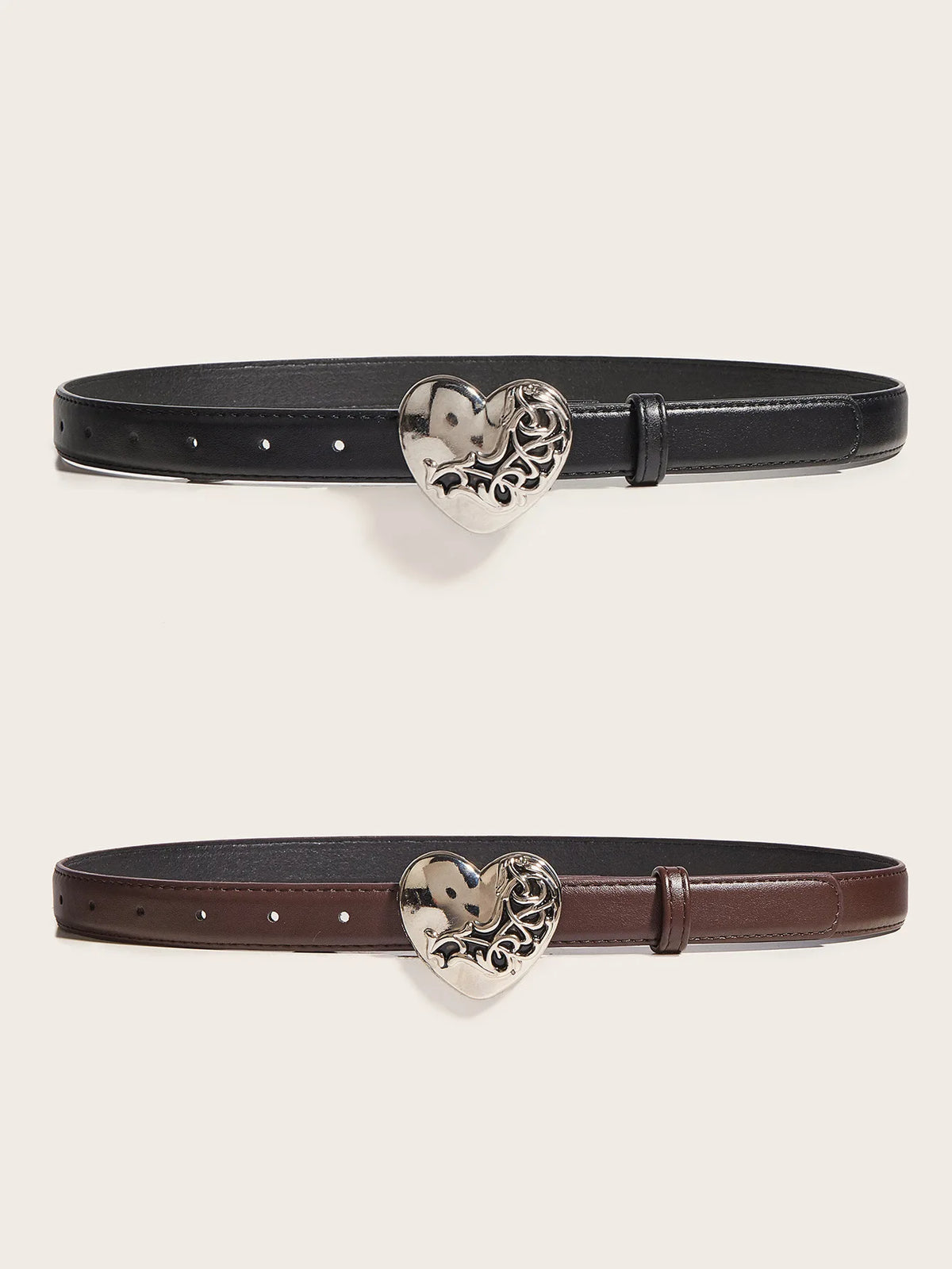 Cinturón de cuero negro con hebilla metálica en forma de corazón y remache plateado.