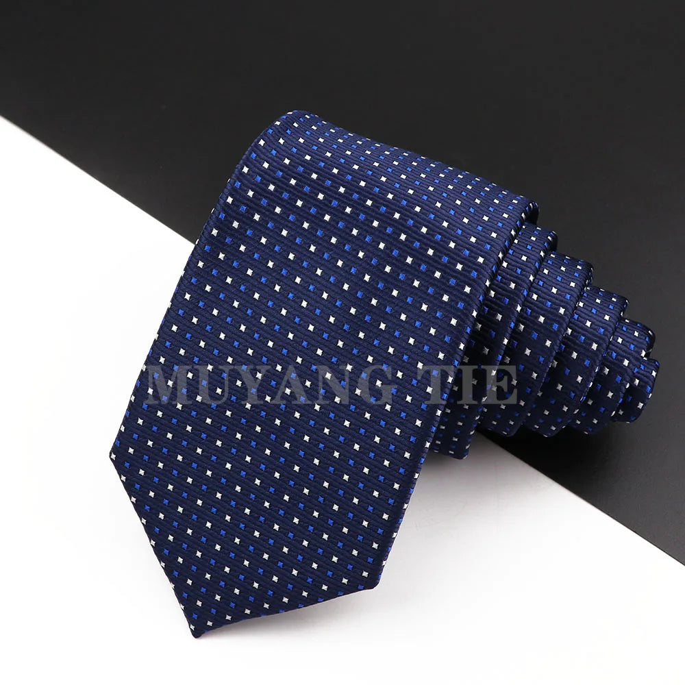 Dunkelblauer Business-Krawatte mit kleinem weißen Sternmuster, gefaltet und auf einer schwarzen Oberfläche präsentiert.