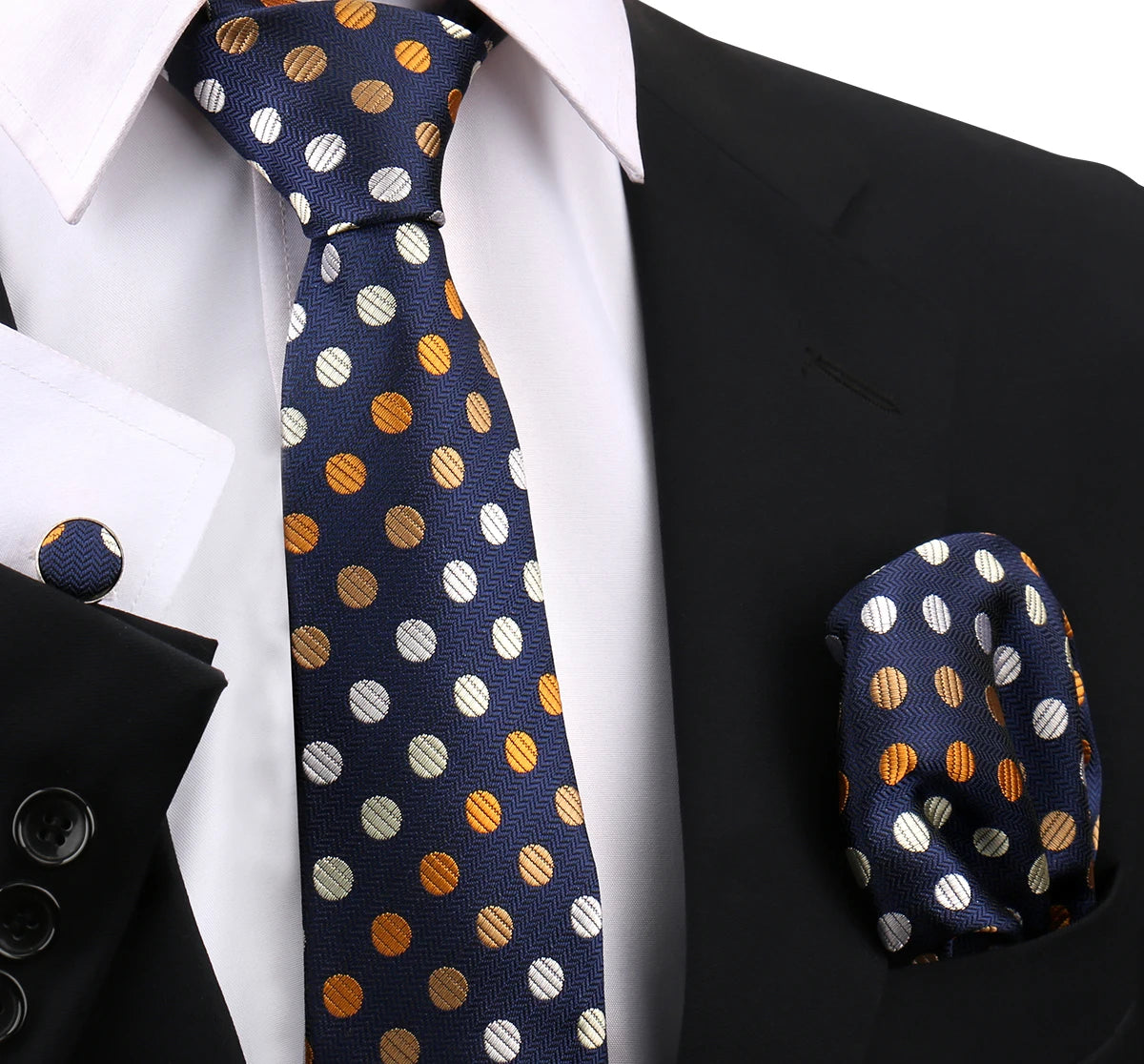 Nahaufnahme einer eleganten Herrenkrawatte in marineblauer Farbe mit goldenen und weißen Polkadotierungen, gezeigt vor einem 