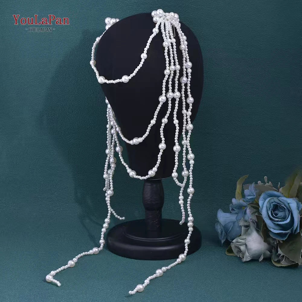 Maniquí negro con una diadema de novia hecha de perlas de plata y flecos de cadena de aguja.