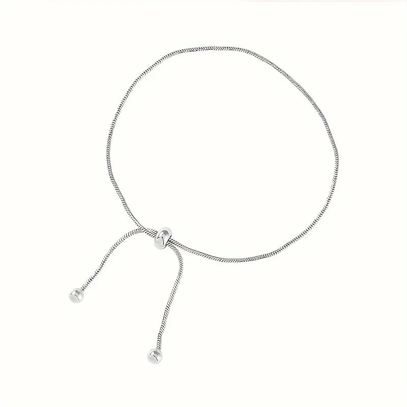 Pendentif de cheville argenté à tirer avec un fin design de chaîne.