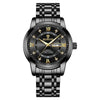 Reloj de hombre negro con esfera plateada, números romanos y pulsera de metal.