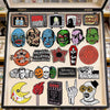 Sammlung von Emailpins mit Sci-Fi- und Horror-Designs, darunter Monster, Schädel und Aliens