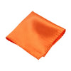 Orangefarbes Satin-Einstecktuch, ordentlich gefaltet.
