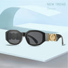 Schwarze Vintage-Luxus-Square-Sonnenbrille mit Goldakzenten auf hellem Untergrund.