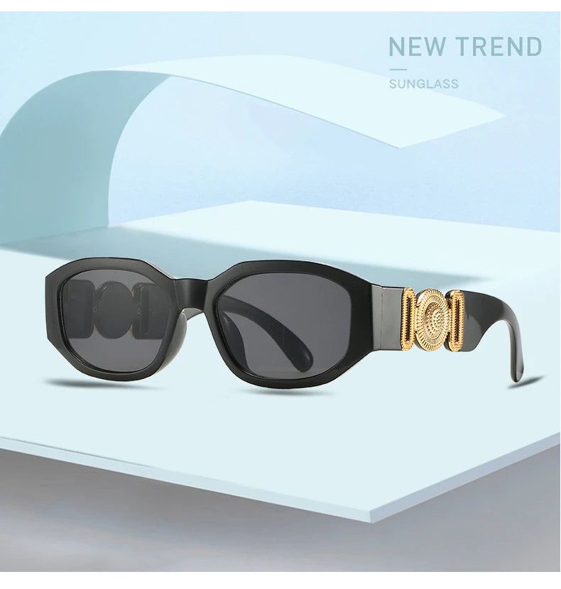 Schwarze Vintage-Luxus-Square-Sonnenbrille mit Goldakzenten auf hellem Untergrund.