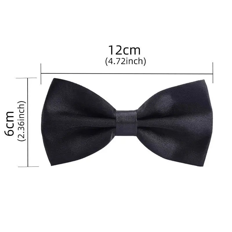 Nœud papillon en satin noir mesurant 12 cm de long et 6 cm de large.