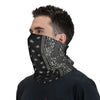 Un hombre vistiendo una bufanda de cuello estilo chicano con estampado paisley y negra alrededor del cuello.