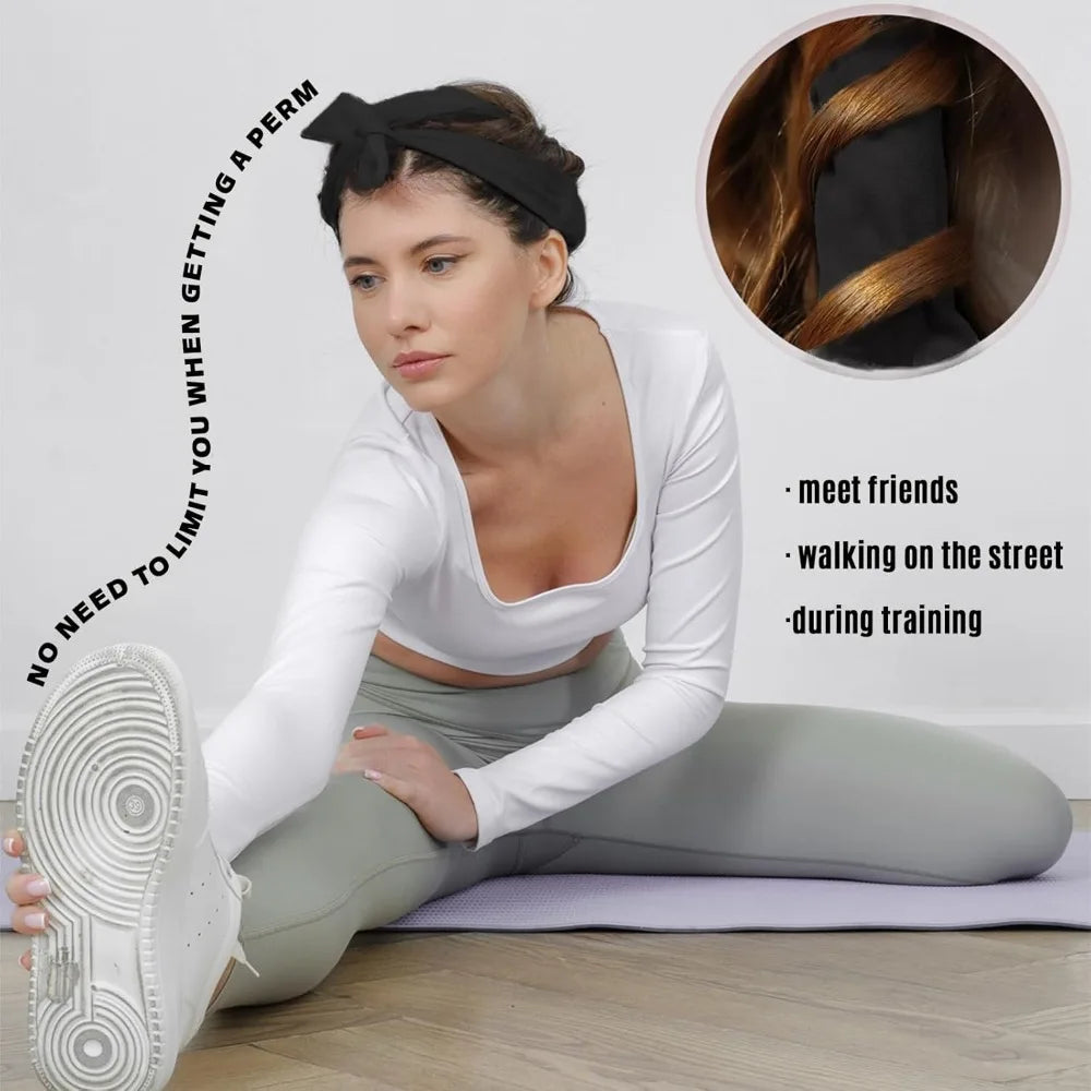 Une femme montre un bandeau pour friser les cheveux sans chaleur, utilisé pour le coiffage et les activités fitness.