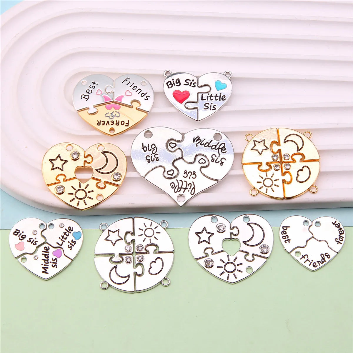 Varias colgantes de collares con forma de corazón para amistad, como Big Sis, Little Sis y Forever.