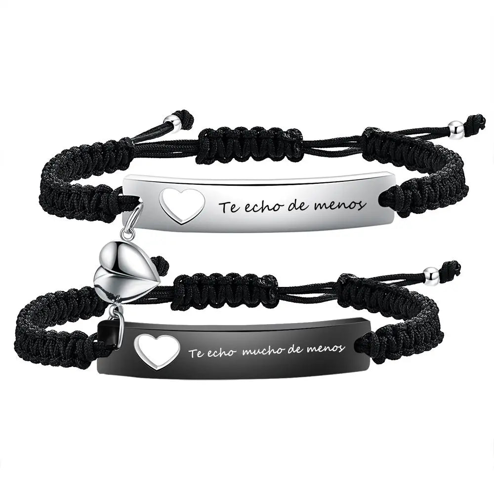 Set schwarzer Perlenarmbänder und silberne Edelstahlarmbänder mit Gravuren