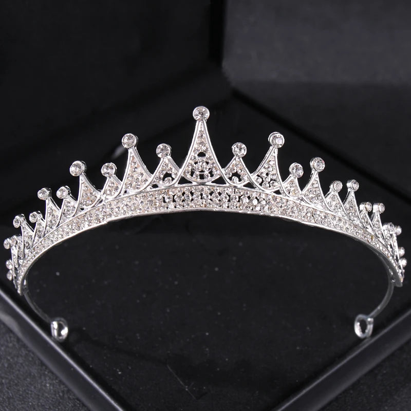 Couronne de cheveux en strass cristal argenté, accessoire de tiare, présentée dans une boîte noire.