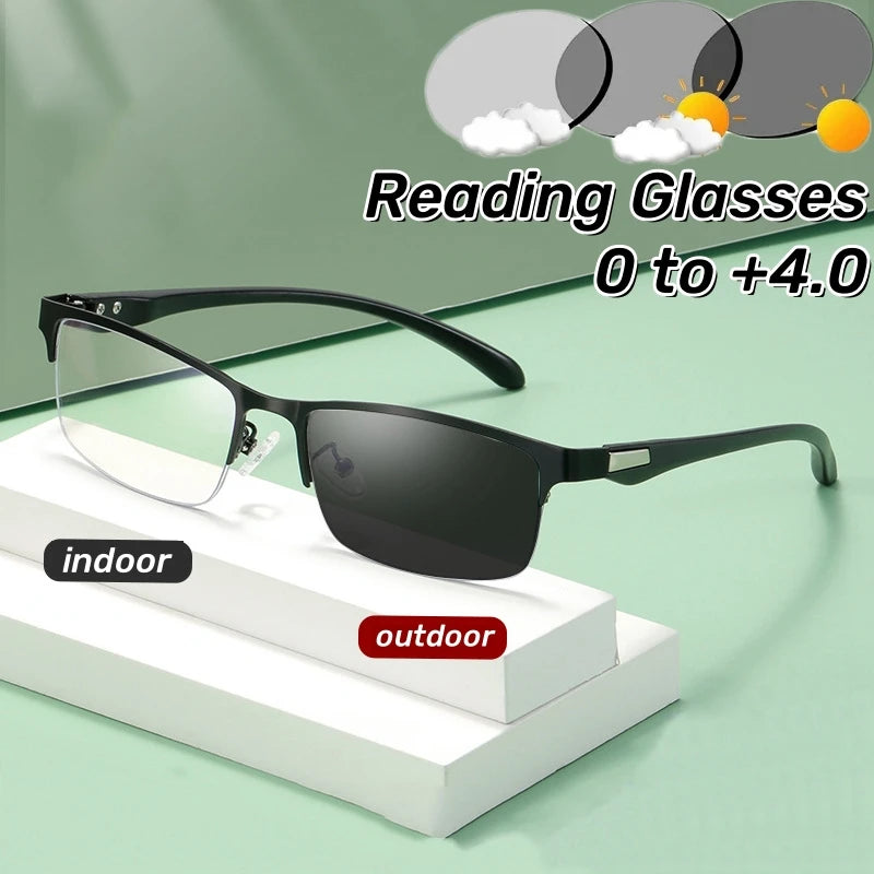 Une paire de lunettes de lecture photochromiques noires sur une surface blanche avec des icônes d'intérieur et d'extérieur.