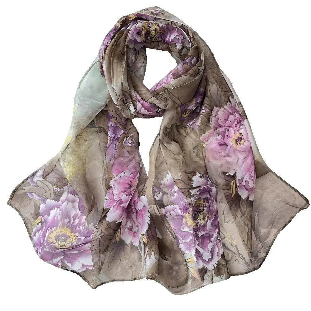Étole de soie fluide et transparente avec imprimé floral aquarelle en mauve et vert.