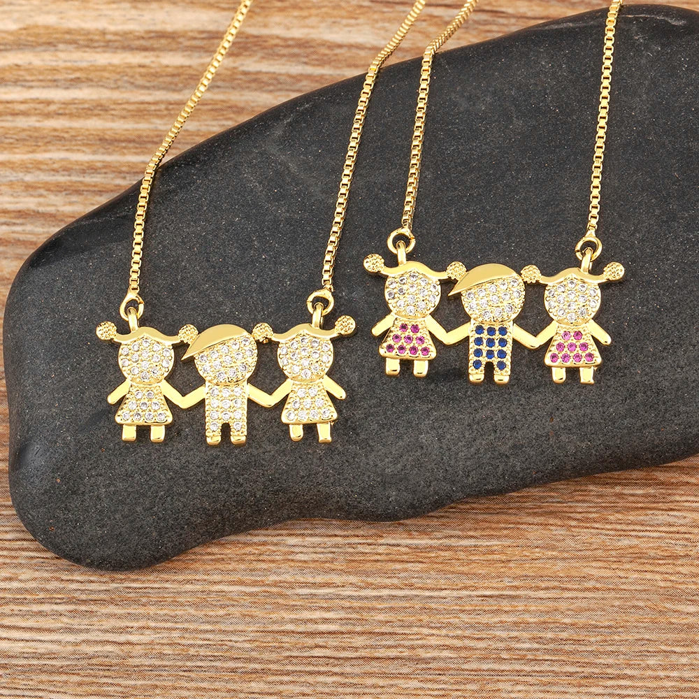 Collier délicat en CZ ton or avec trois petites figures de femmes
