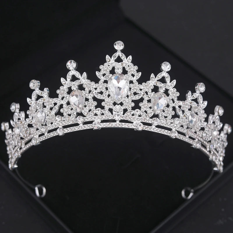 Un ensemble d'accessoire de cheveux diadème et couronne en diamant avec des travaux de cristal complexes.