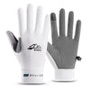 Une paire de gants de cheval en soie glacée blanc et gris UV, montrés sur fond blanc.