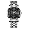 Reloj de hombre plateado con esfera negra, números romanos y pulsera de metal.