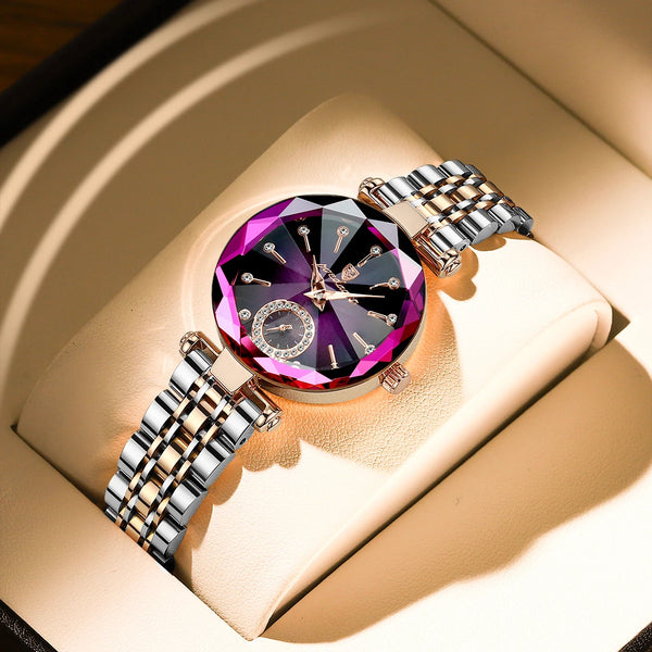 Montre-bracelet élégante en acier inoxydable quartz, cadran violet et noir, posée sur un fond beige clair