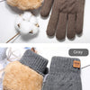 Une paire de gants de ski en tricot épais, kaki et gris avec doublure en polaire, à côté de coton.