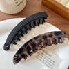 Tortoiseshell-Bananen-Haarspange und Haarnadeln-Set auf weißem Teller.