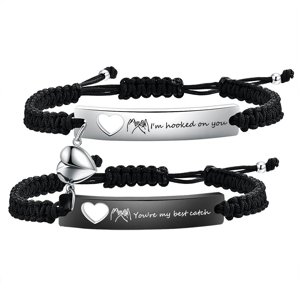 Set schwarze Perlenarmbänder mit Edelstahlbalken, graviert mit 'I'm hooked on you' und 'You're my best catch'.