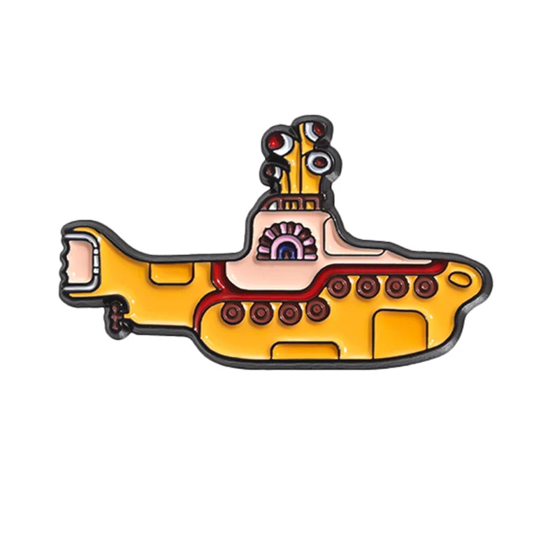Broche en émail rétro jaune d'un groupe, avec un visage stylisé et des détails de couronne.
