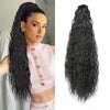 Un paquet d'extensions de cheveux noirs bouclés longs, exposé à côté d'un mannequin portant des vêtements roses.