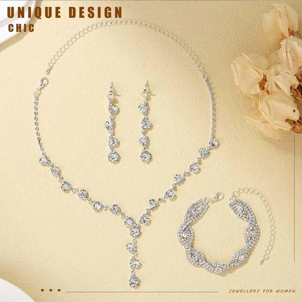 Ensemble de bijoux en strass argentés : collier, bracelet et boucles d'oreilles, présentés sur fond clair.