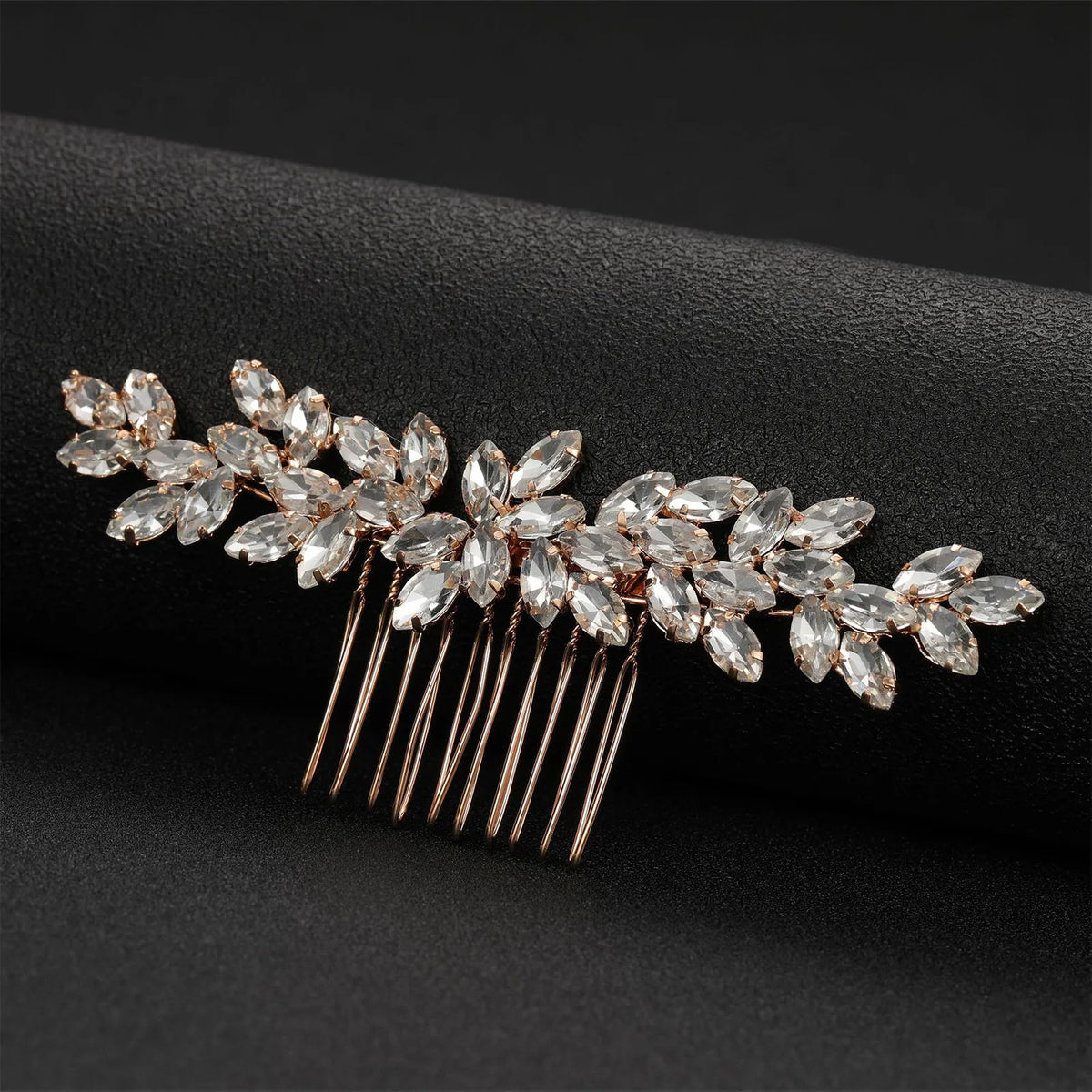 Peigne pour cheveux de mariée en cristal délicat avec pierres claires et pointes métalliques fines.