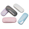 Collection de cinq boîtes de rangement pour lunettes à paillettes rectangulaires dans diverses couleurs, dont argent, violet,