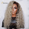 Model trägt eine lange lockige Ombré-Lace-Pony-Frisur mit hellblonden und grauen Tönen.