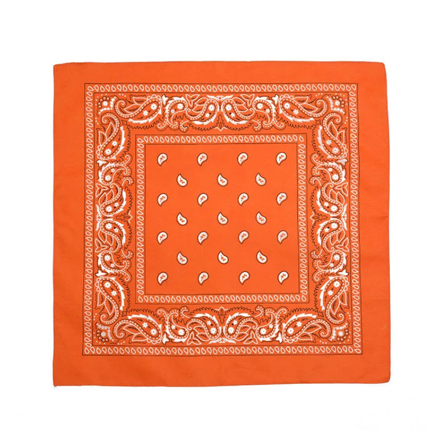 Pañuelo naranja con bordado de cachemira blanca y pequeños motivos florales en tela cuadrada.