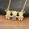 Collier délicat de couleur or avec trois pendentifs en forme d'enfants, ornés de pierres CZ de différentes couleurs.