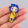 Emailpin mit Chibi-Charakter mit blauem Haar, gelbem Mantel und lila Rucksack