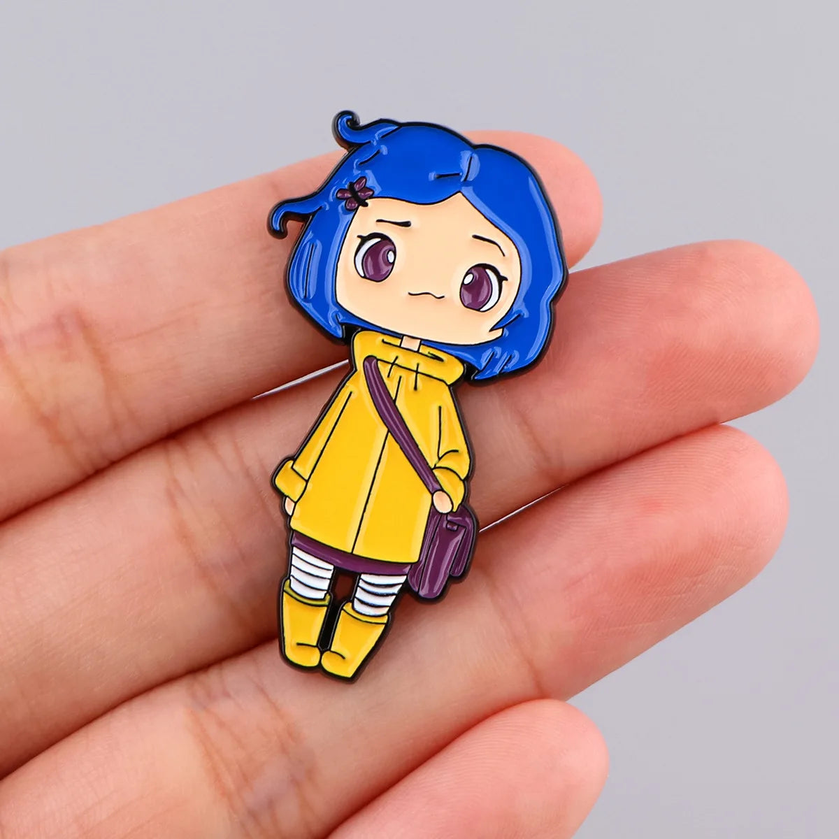 Emailpin mit Chibi-Charakter mit blauem Haar, gelbem Mantel und lila Rucksack